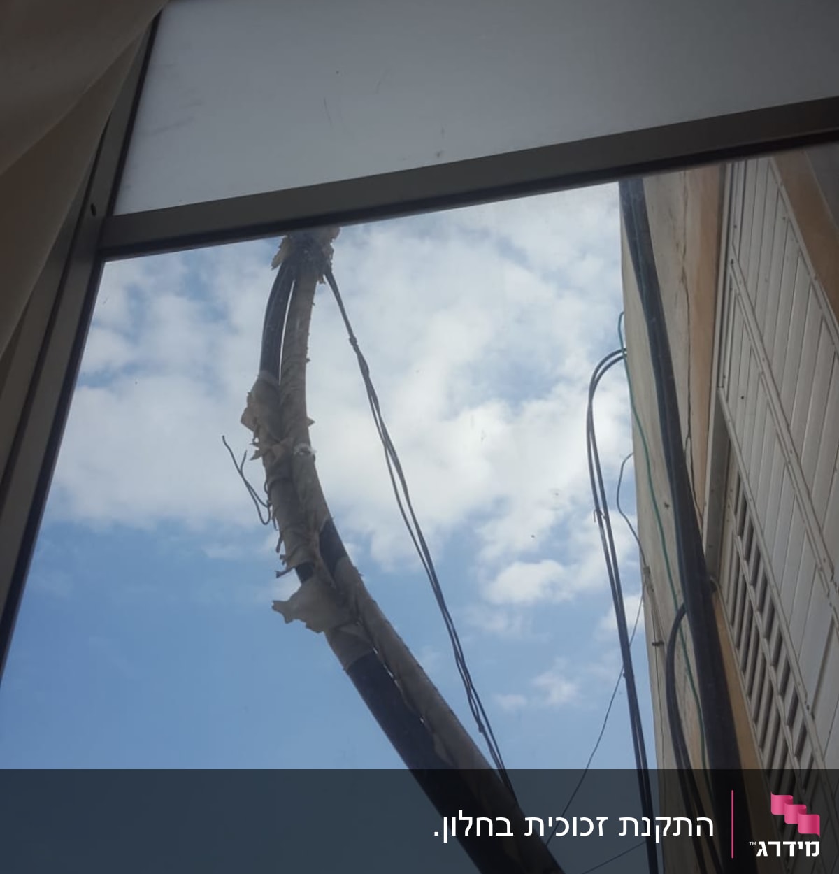 חלון זכוכית עם וילון לבן פתוח